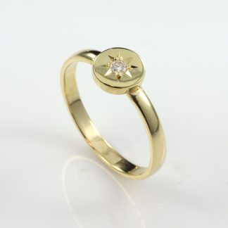 9ct Gold Circle Ring w/ 3pt Diamond Star Set_0