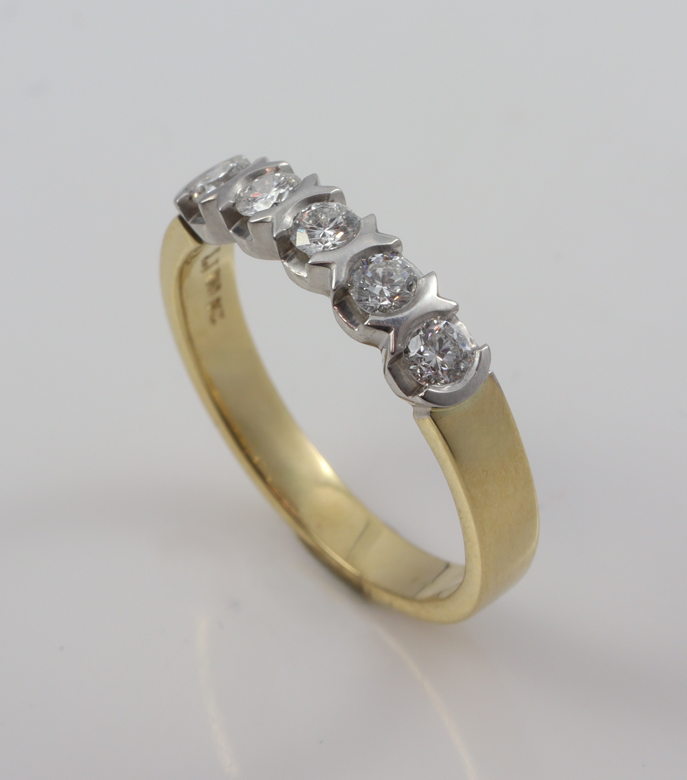 18ct 5 Stone Diamond Ring_0