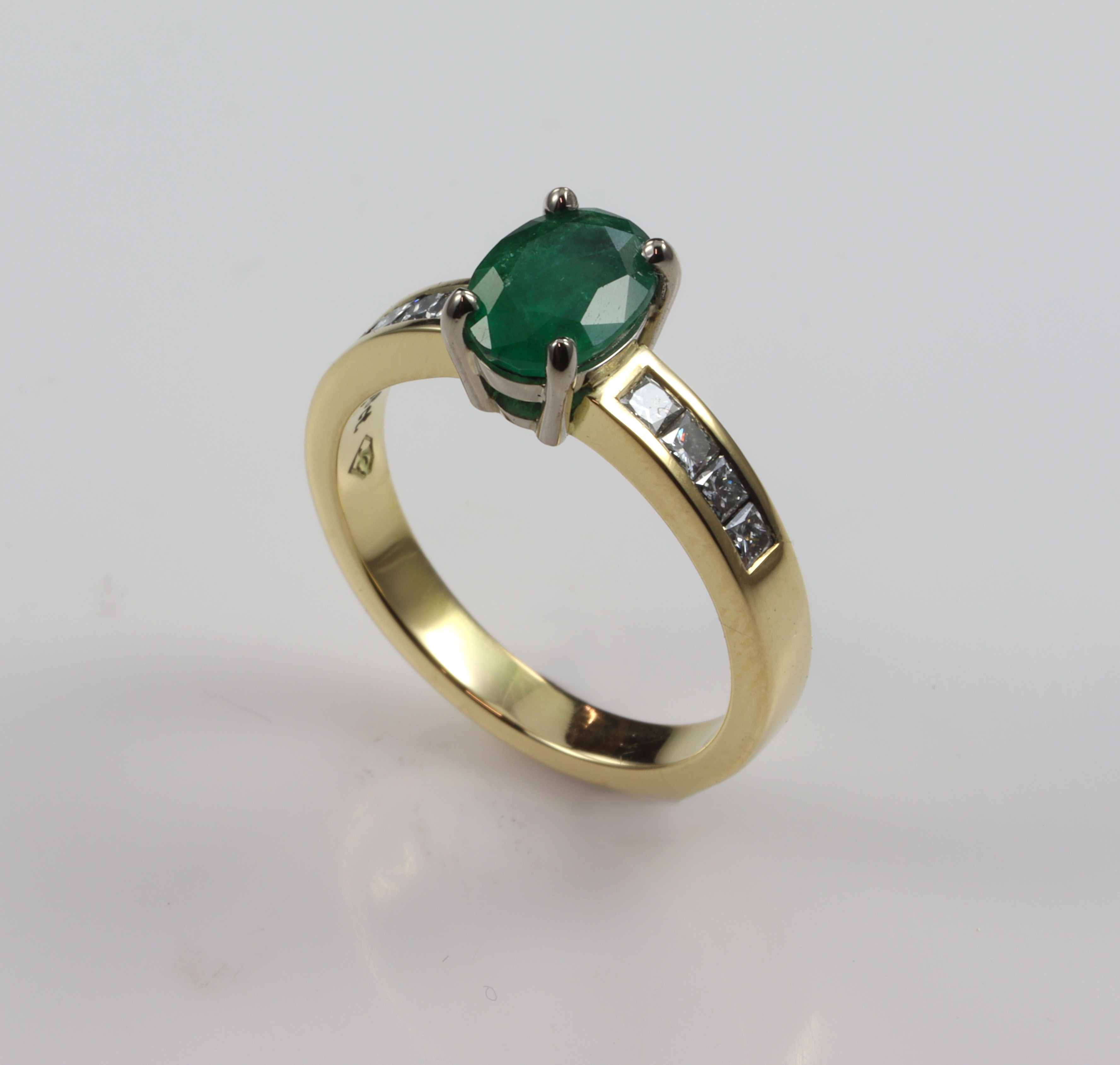 18ct Emerald & Diamond Ring, Oval 1.00ct Emerald 0.32ct TDW_0
