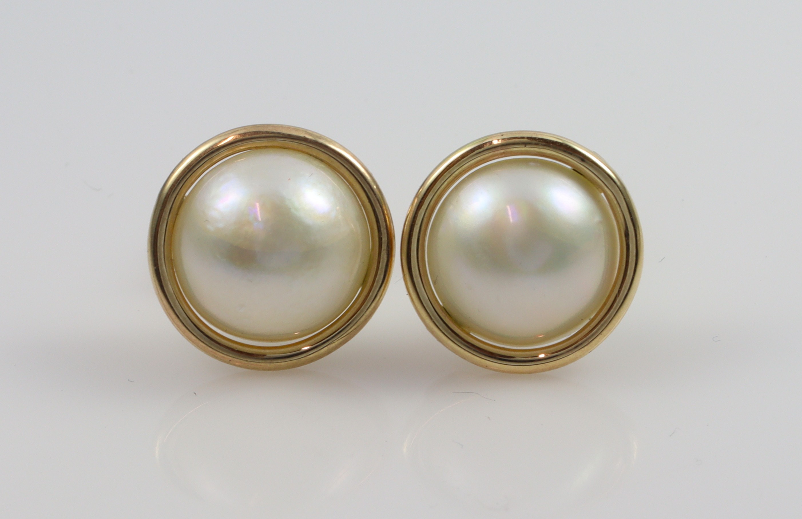 9ct Yelllow Gold Mabe Pearl Stud Earrings_0